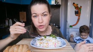 МУКБАНГ СУП ЛАПША, КРАБОВЫЙ САЛАТ, СЛОЙКА/МОЁ ЛИЦО НЕПАХАНОЕ ПОЛЕ ?