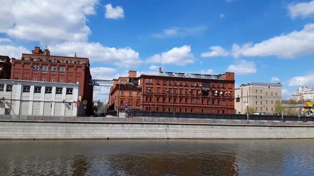 Москва. Бывшие цеха кондитерской фабрики Красный октябрь. ГЭС-2. Болотная набережная. Май 2022 года