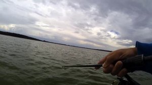 Ловля СУДАКА и ОКУНЯ в СЛОМ ПОГОДЫ. Как искать хищника без Эхолота. Рыбалка на джиг летом.