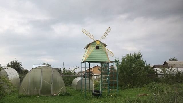 Декоративная ветряная мельница.