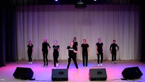 Танец под песню "What's My Name"