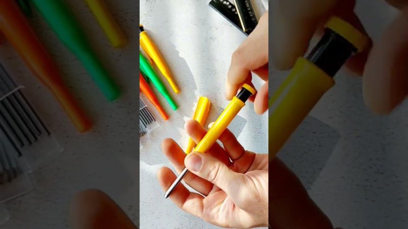 Строительный карандаш с колпачком и комплектом запасных стержней.