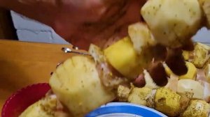 Шашлык из картошки с салом на мангале.