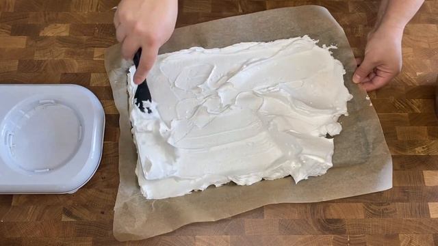 МЕРЕНГОВЫЙ РУЛЕТ С ДОМАШНЕЙ РИКОТТОЙ. Рецепт рикотты внутри. смотреть онлайн