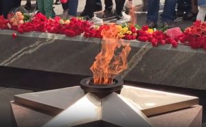 Возложение цветов к Вечному огню на площади Славы (Самара, 9 мая)