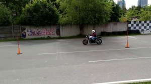 Быстры разворот по малому радиусу или вращения на мотоцикле.