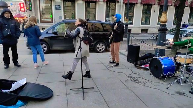 Виктор Цой - "Кукушка", в исполнении молодой солистки на Невском проспекте с группой "Висконти"...