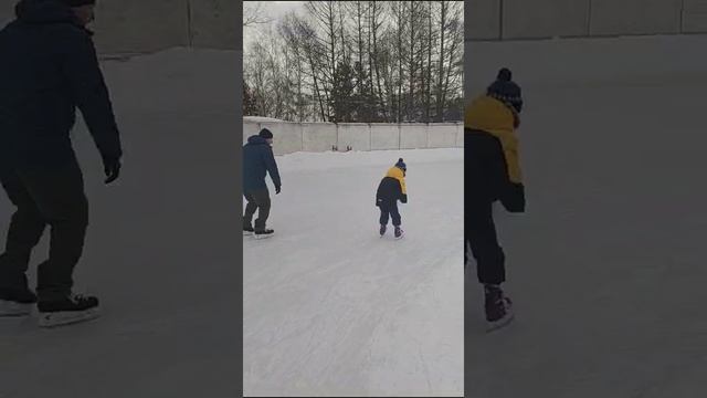 учусь кататься на коньках