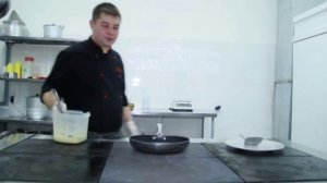 Кулинарка: готовим блинчики с карамелизированной грушей