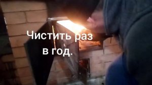 Дым идёт в дом.Нет тяги.Чернота над дверкой. Течёт из лючка для прочистки.Печь с лежанкой и щитком.