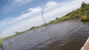 Жарим шашлыки в лодке и ловим рыбу!! fry the meat on the grill in the boat !