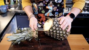 Лайфхак как почистить ананас дольками
