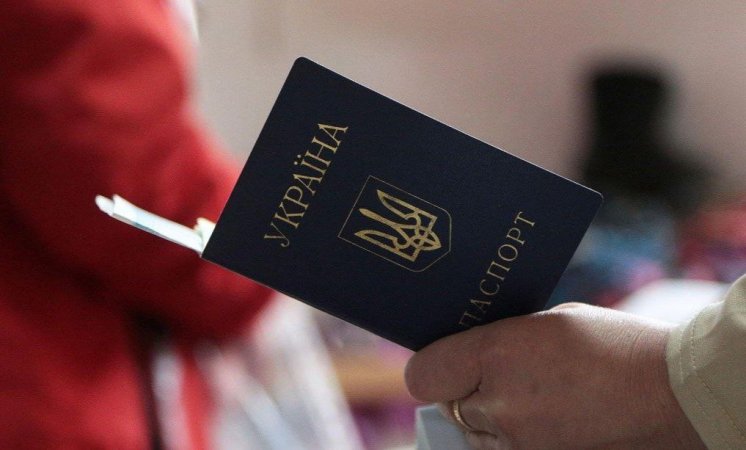 Что устраивают украинцы в паспортном центре Польши: впечатляющее видео из Варшавы
