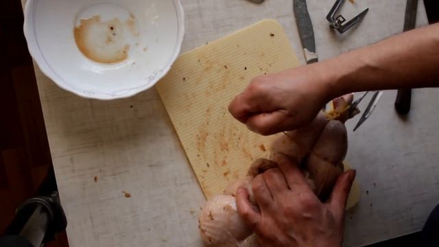 Связать и надеть курицу на вертел для жарки на гриле в духовке