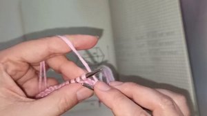 Шапочка для новорожденного/грудничка спицами с помпоном платочной вязкой МК.