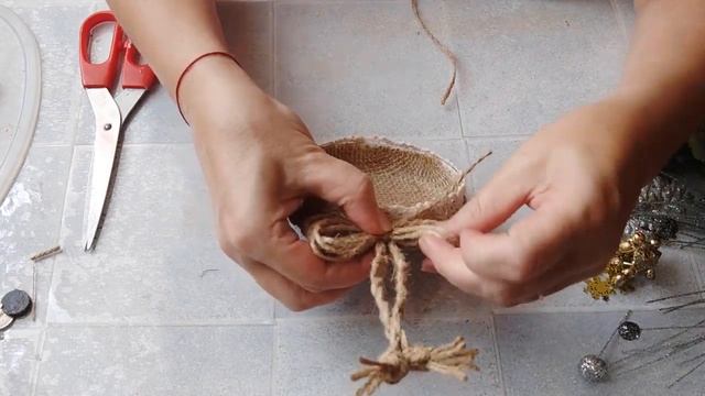 Новогодняя игрушка из мешковины и джута с птицами. DIY/рукоделие