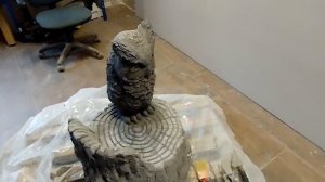 Сова на пне из арт бетона.Owl on a stump made of art concrete.