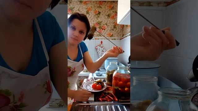 Как легко достать из банки соленый огурец или помидор с помощью самодельного кухонного инвентаря