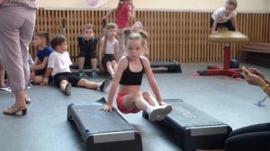 Настоящая спортсменка. 6 лет. Держит уголок минуту