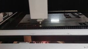 Станок лазерной резки 6020 с кабинетной защитой и сменным рабочим столом