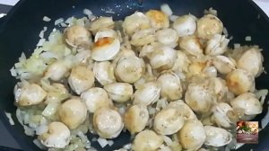 Пельмени тушёные в сметане с сыром.