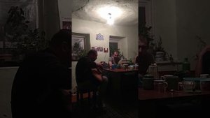 Красиво парень играет на гитаре(5)