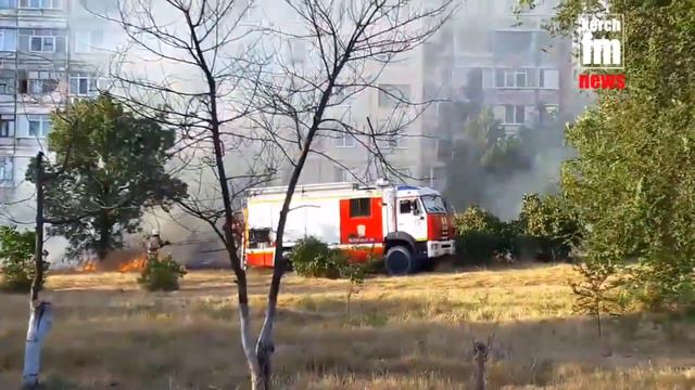 Около школы №26 горела сухая трава (видео) смотреть онлайн