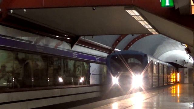 Метропоезд 81-540.2/541.2 «Пришелец» появляется из кривой и влетает на Обводный канал смотреть онлайн