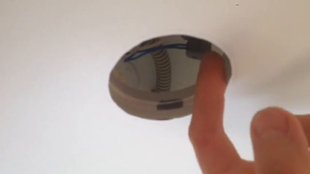 Клеим кольцо изнутри полотна.