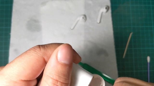 HOW TO CLEAN APPLE AIRPODS - MUST SEE BEFORE AFTER смотреть онлайн