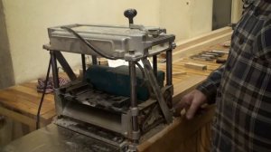 Регулируем рейсмус Макита от ступеньки на заготовке, меняем ножи, часть 1