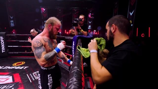 После боя боец захотел покинуть кулачку! Ирландец vs Костюм из Дубая смотреть онлайн