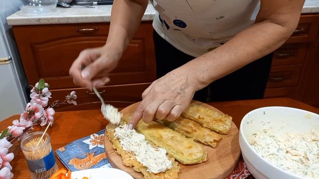 Рулетики из кабачка с сырной начинкой ,корзиночки с селедкой.