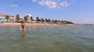 Девушка в море