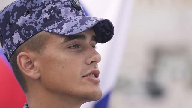 Военнослужащие Росгвардии поздравляют дорогих соотечественников с Днём российского флага!