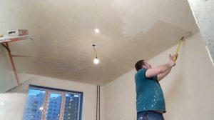Подготовка потолка под покраску водоэмульсионной краской. Преимущества над натяжным потолком
