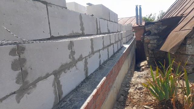 Во дворе старого дома построили новый дом из газосиликатного блока для дальнейшей облицовки. смотреть онлайн