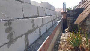Во дворе старого дома построили новый дом из газосиликатного блока для дальнейшей облицовки.