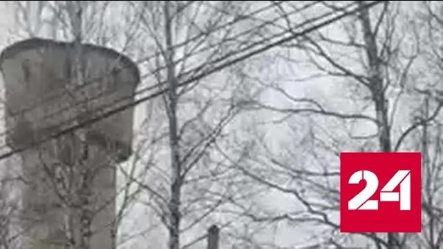 Водонапорная башня во время сноса чуть не придавила рабочих - Россия 24 