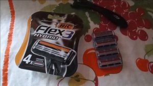 Бритвенный станок BIC Flex 3 Hybrid с технологией подвижных лезвий плюс четыре сменные кассеты.
