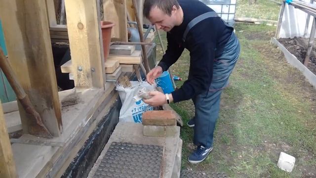 Пробую на прочность два Советских красных кирпича. смотреть онлайн