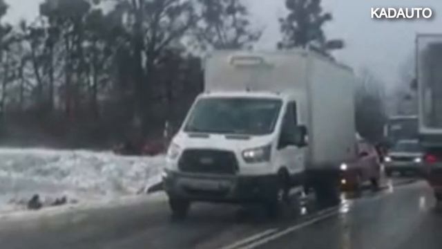 В пос. Междуречье Калининградской области в кювет опрокинулся пассажирский автобус. 14.01.19 смотреть онлайн