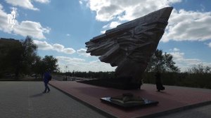 Патриарх Кирилл возложил цветы к мемориалу «Крыло Икара»