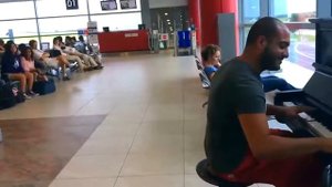 Парень очень круто играет на пианино