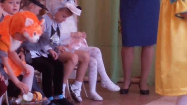 Детский сад, волк играет с хвостом на утреннике. смотреть онлайн