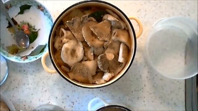 Как солить грузди  холодным способом?Салат из солёных грибов.