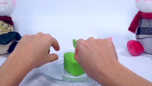 Сердечки из КИНЕТИЧЕСКОГО ПЕСКА Игрушки УТЯТА В КОСТЮМАХ (Учим Цвета) смотреть онлайн