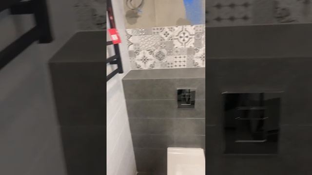 Стильный санузел в черно-белых тонах ЖК Министерские озера. Удаленный ремонт квартир в Сочи. смотреть онлайн