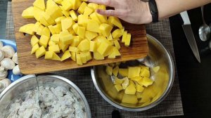 Жаркое в горшочках в духовке с мясом, картошкой и грибами.