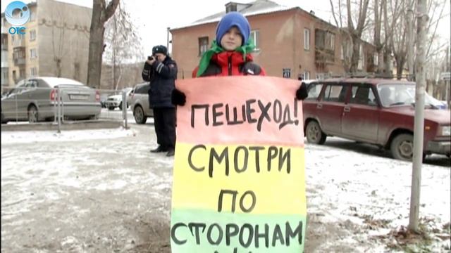 Школьники напомнили новосибирцам о том, как важно соблюдать правила и быть внимательными на дорогах смотреть онлайн